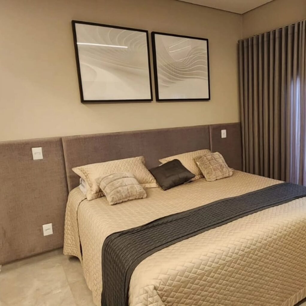 Cabeceira de cama estofada sob medida pela Magnífico Estofados. Design clean em tom neutro para quarto de casal moderno, com acabamento artesanal e materiais de alta densidade.