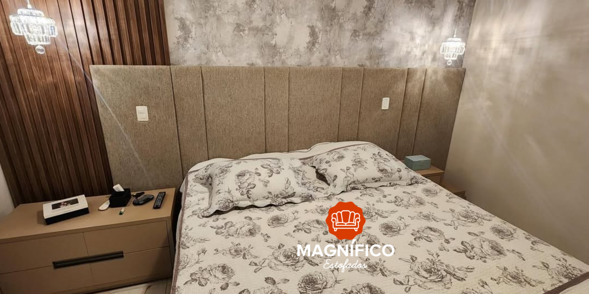 Banner de cabeceira de cama sob medida fabricada pela Magnífico Estofados. Design elegante com acabamento em módulos e iluminação suave, representando a excelência em reforma de estofados de luxo.